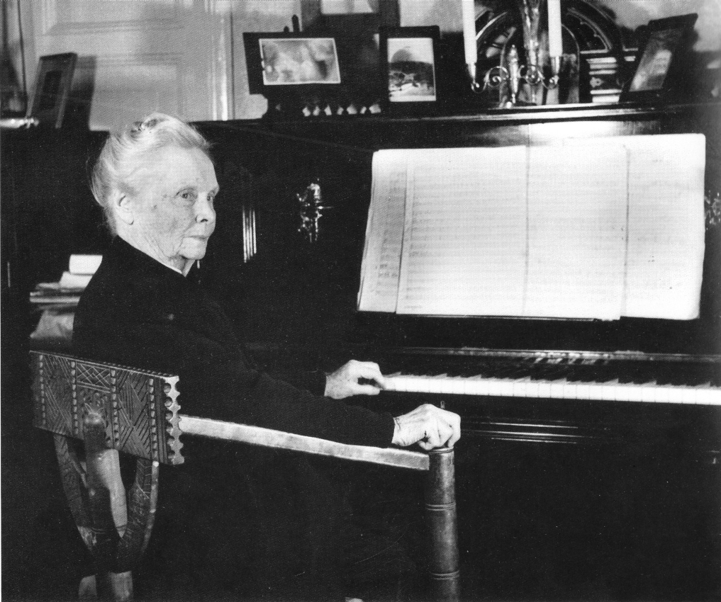 Composer Ida Georgina Moberg (1859–1947) in her study in Helsinki, photographed by an unknown photographer. (C) Wikimedia Commons (PD).